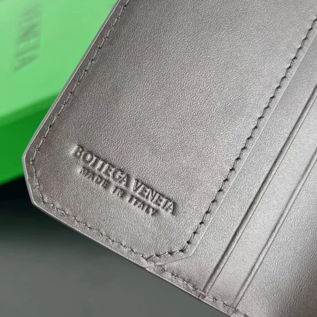 BV's new 796964 woven Piccolo Elap flap calf pickup bag. The classic small woven returns. Compared with the previous style, the woven leather strip is more delicate and has a stronger weaving feel. It inherits the sturdiness and durability of BV. The flip closure has a plug-in structural design. Daily change and cards can be put in. The appearance is durable and can be packed. It is recommended to buy exquisite goods P480 size: 10.2*8.2*0.5cm